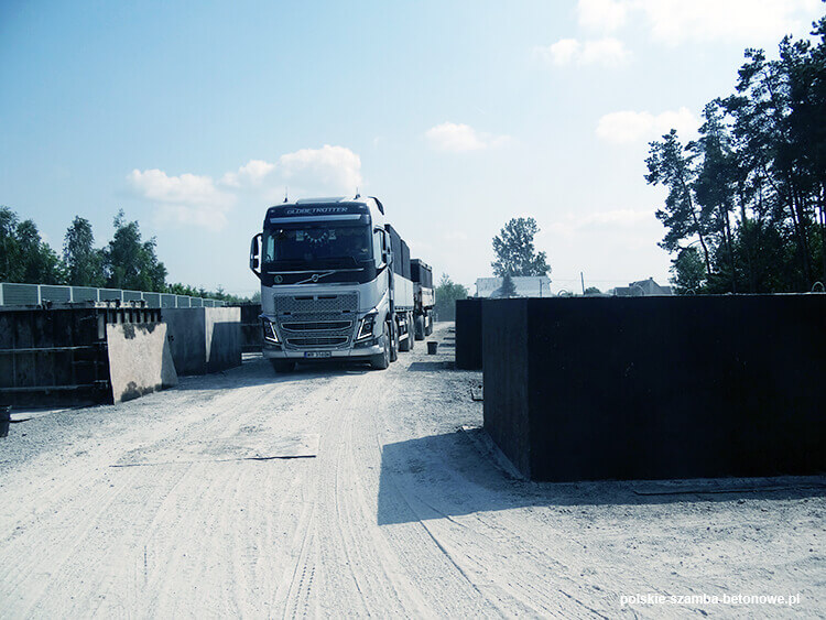 Transport szamb betonowych  w Dolsku